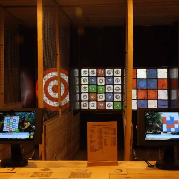 Découvrez tous les jeux au travers de la vidéoprojection de Digital Axe Throwing, tel que les morpions, classique etc.